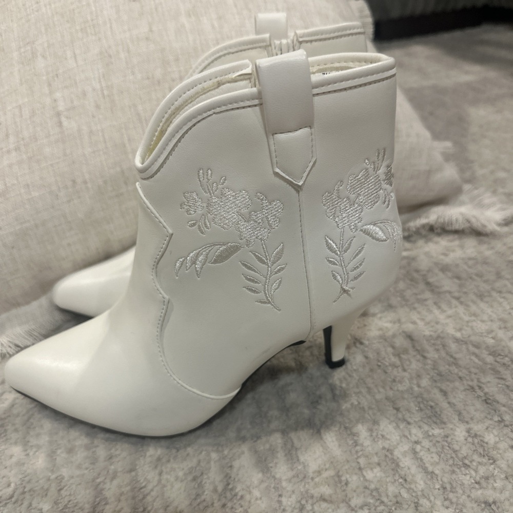 Cato Comfort Ankle Boots Rodeo Cowgirl Women's Size 7M White Embroidered Heeled - Picture 4 of 14